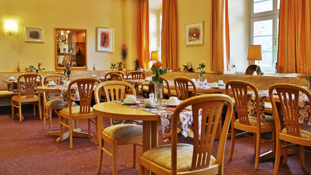 Hotel Am Schloss Алцай Екстериор снимка